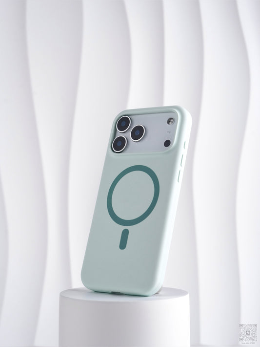 iPhone 17 MagSafe Silicone Case – Smooth Protection, Perfect Grip