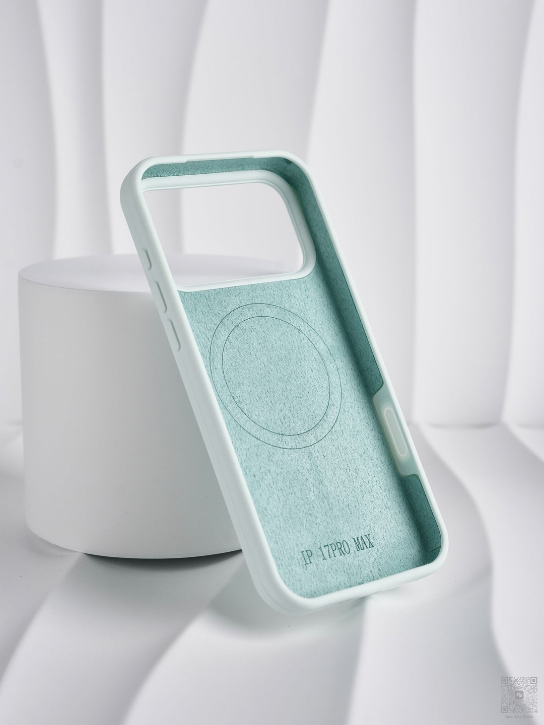 iPhone 17 MagSafe Silicone Case – Smooth Protection, Perfect Grip