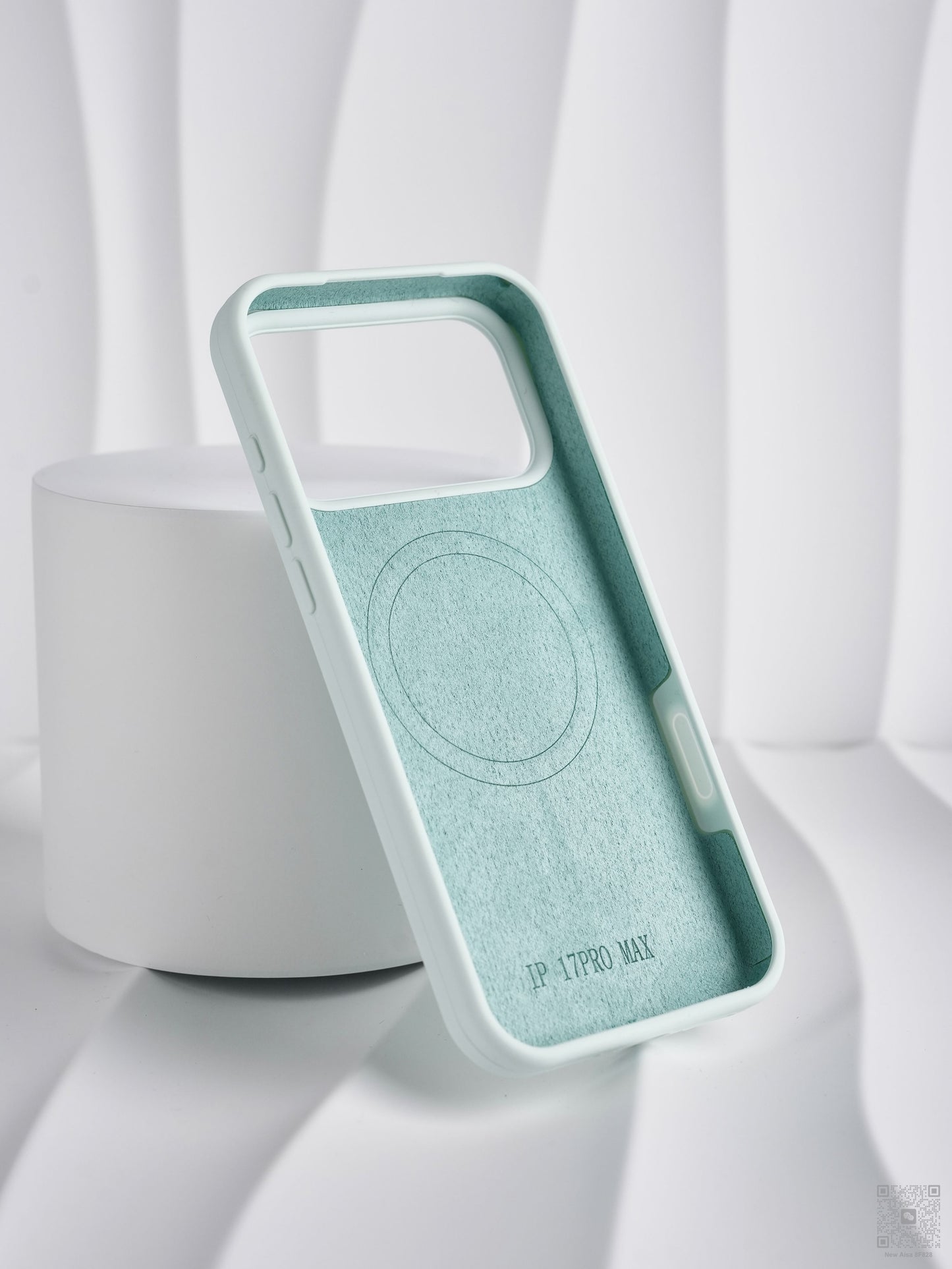 iPhone 17 MagSafe Silicone Case – Smooth Protection, Perfect Grip